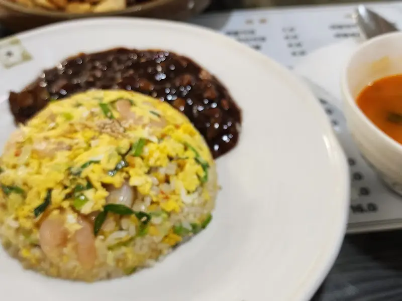 짜장 소스를 얹은 볶음밥