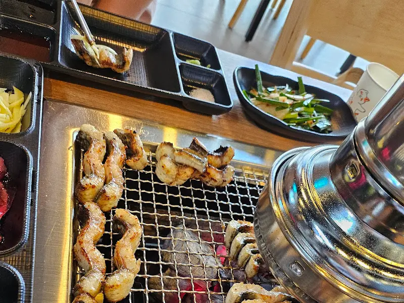 전문가의 손길로 구워지는 장어