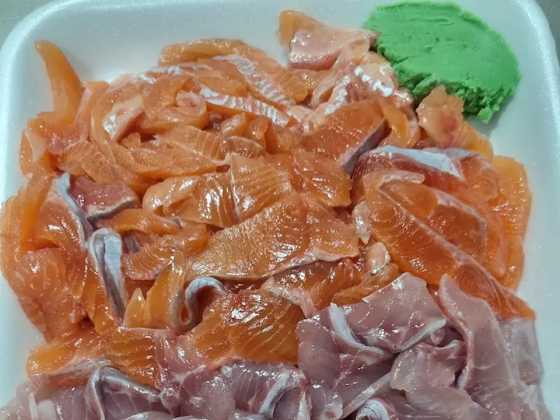 윤기가 좌르르 흐르는 송어회