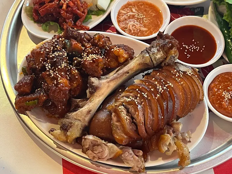 윤기가 흐르는 족발과 뼈