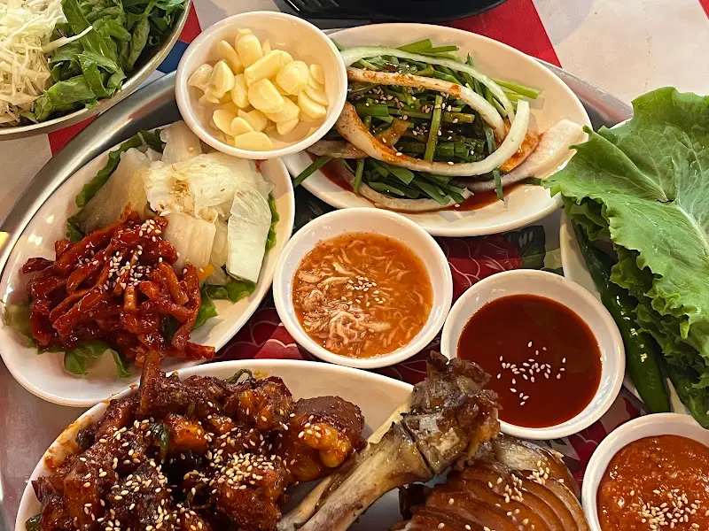 다양한 쌈 채소와 소스, 족발, 보쌈