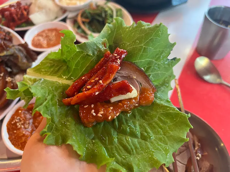 족발과 마늘, 쌈장의 조합