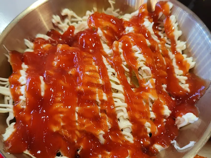 빨간 양념이 듬뿍 뿌려진 막국수