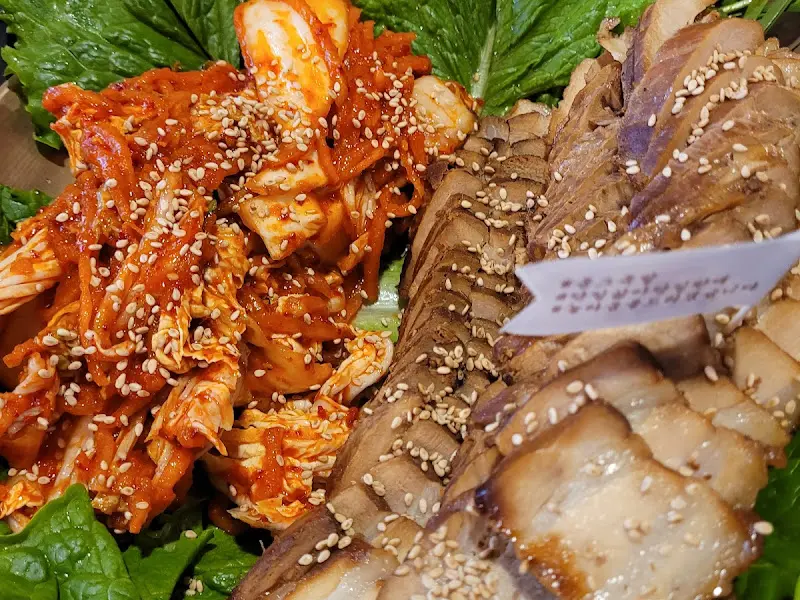 윤기가 흐르는 보쌈과 김치