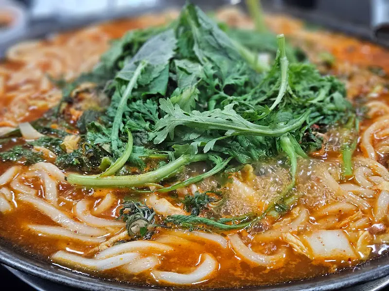 쑥갓이 듬뿍 들어간 물닭갈비