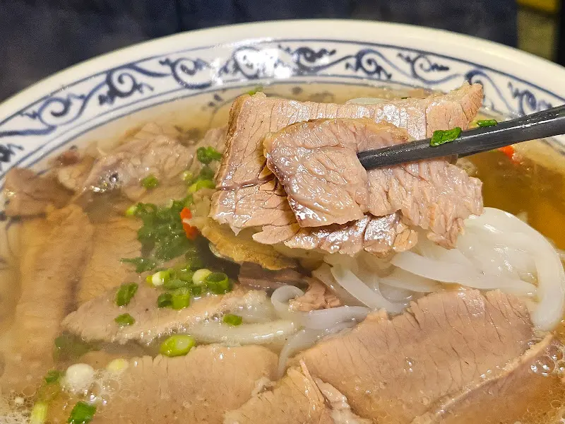 젓가락으로 든 양지 고기