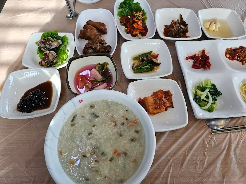 백합죽과 다양한 밑반찬이 차려진 테이블