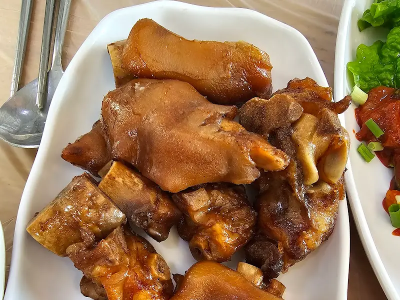 윤기가 흐르는 족발