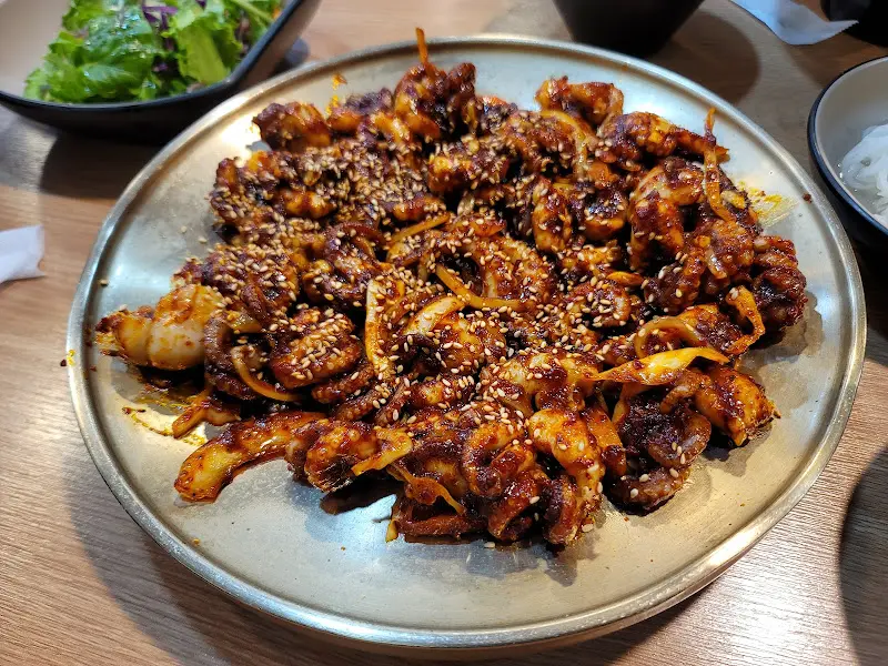 테이블 가득 채운 쭈꾸미 볶음 한 상