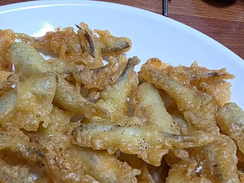 바삭하게 튀겨진 빙어 튀김