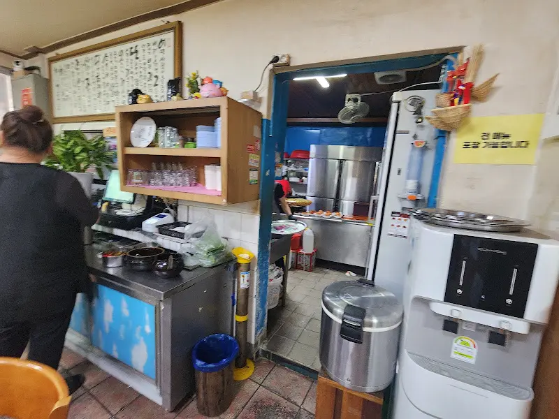 분주한 주방의 모습