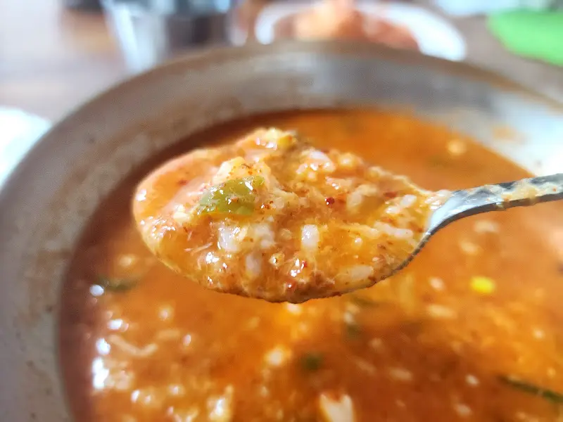 숟가락 위에 올려진 어탕국수