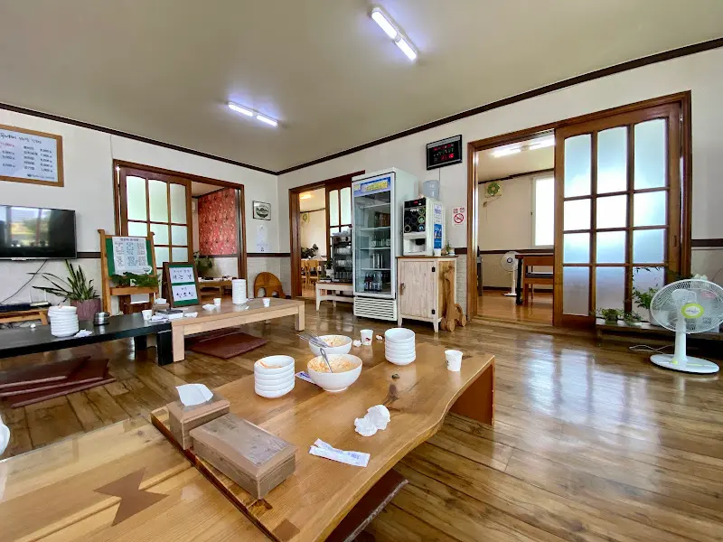 넓고 깨끗한 희는날 식당 내부