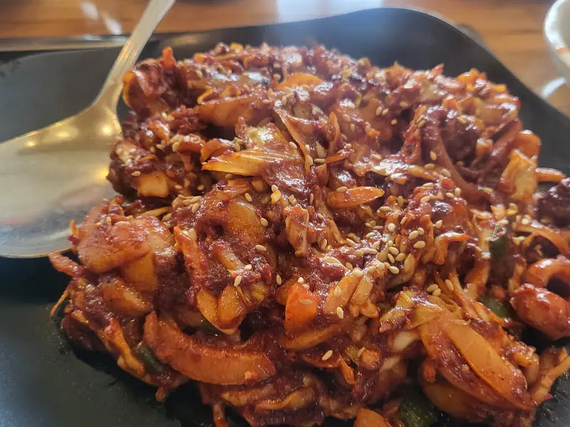 윤기가 흐르는 매콤한 쭈꾸미볶음