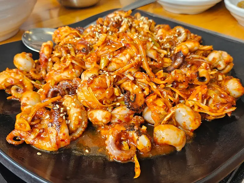 매콤한 양념에 버무려진 쭈꾸미볶음 클로즈업