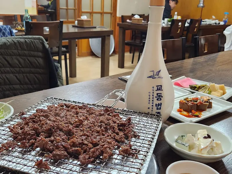 언양불고기와 밑반찬이 차려진 식탁