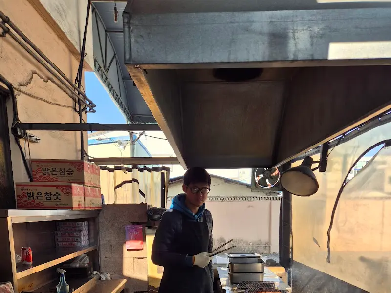 식당 외부에서 불고기를 굽는 모습