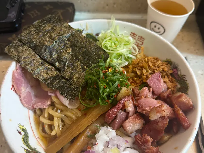 푸짐한 고명이 인상적인 멸치 비빔 라멘