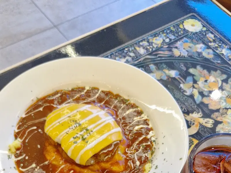 함박 오므라이스와 음료