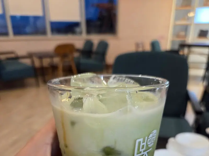 녹차 아이스 라떼