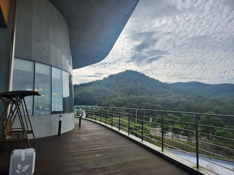 카페 외부 테라스