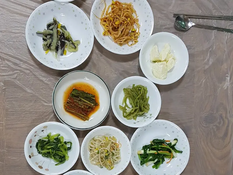 정갈하게 차려진 백반 반찬