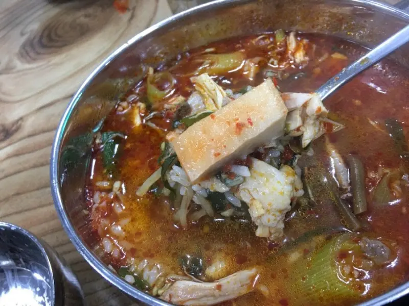 숟가락 위에 올려진 닭개장