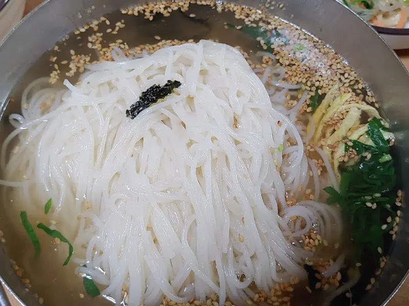 푸짐한 양의 멸치국수