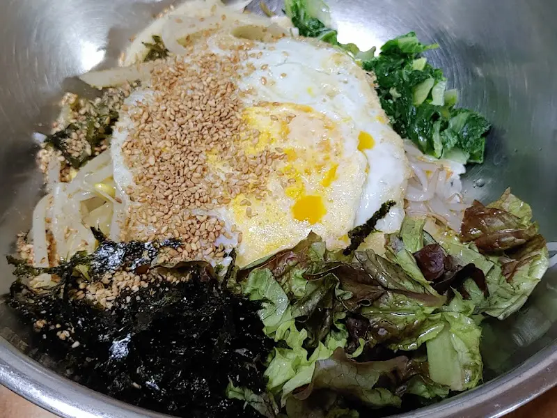 계란이 올라간 비빔밥