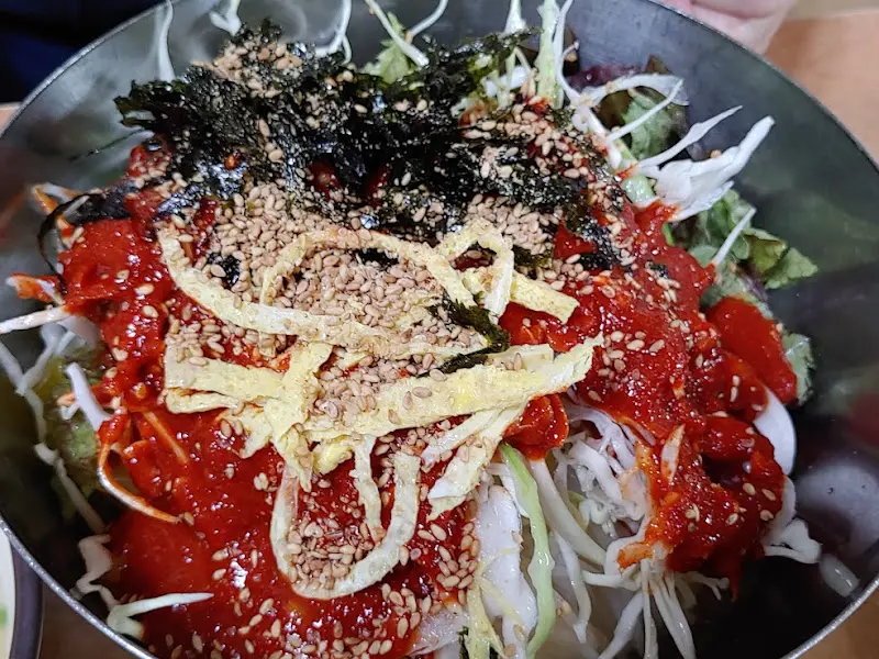 맛깔스러운 비빔국수