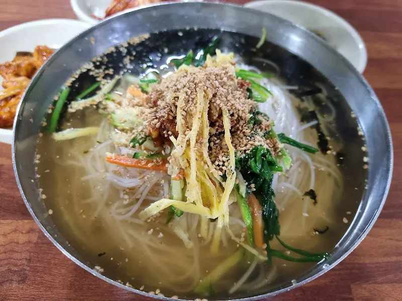 고명이 듬뿍 올라간 국수