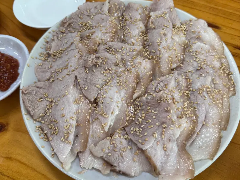 윤기가 흐르는 김가네가야밀면의 수육