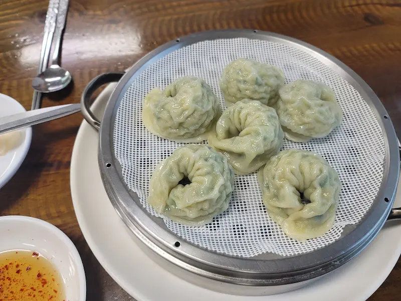 촉촉하고 윤기가 흐르는 만두