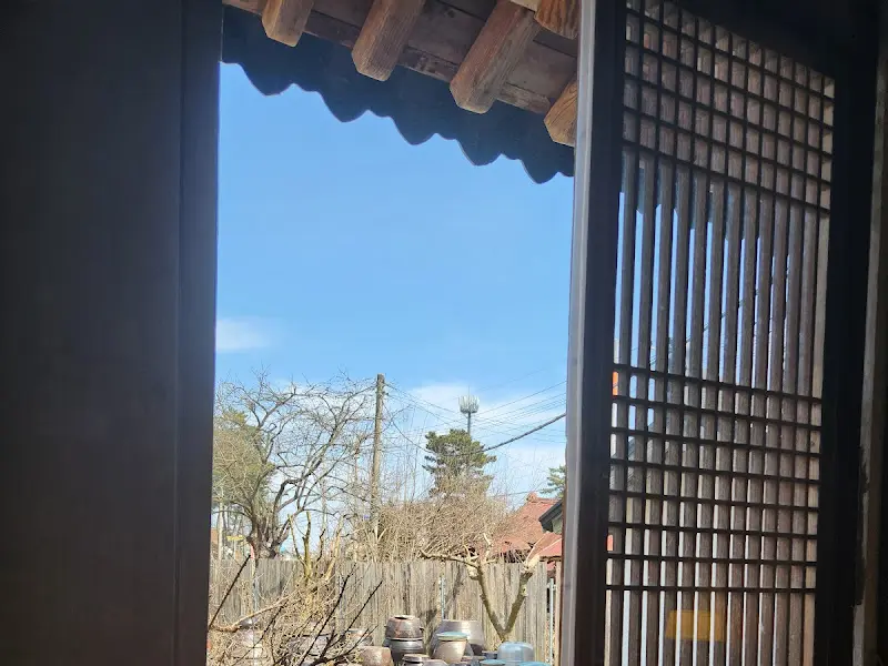 창문 너머 보이는 풍경