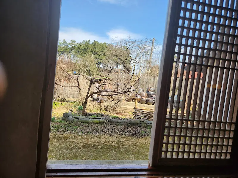 카페에서 바라본 정원 풍경