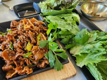 강화도 석모도 가는 길, 바다를 품은 쌈밥이네에서 맛보는 행복한 식도락 여행