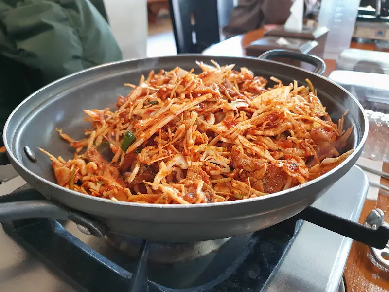 불판 위에서 익어가는 고추불고기