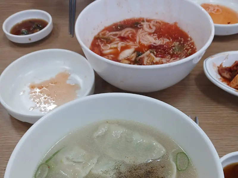 만두국과 김치말이국수