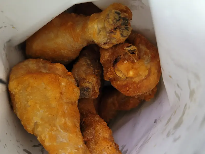 종이 봉투 안의 닭다리