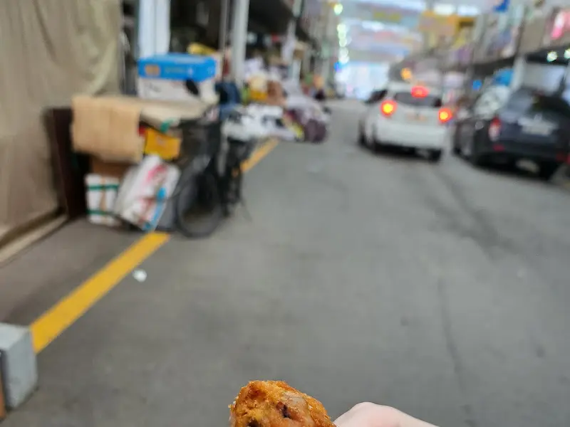 길거리에서 먹는 치킨