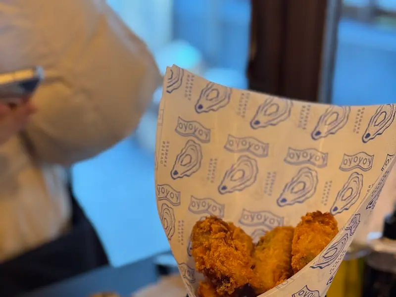 갓 튀겨져 나온 굴튀김