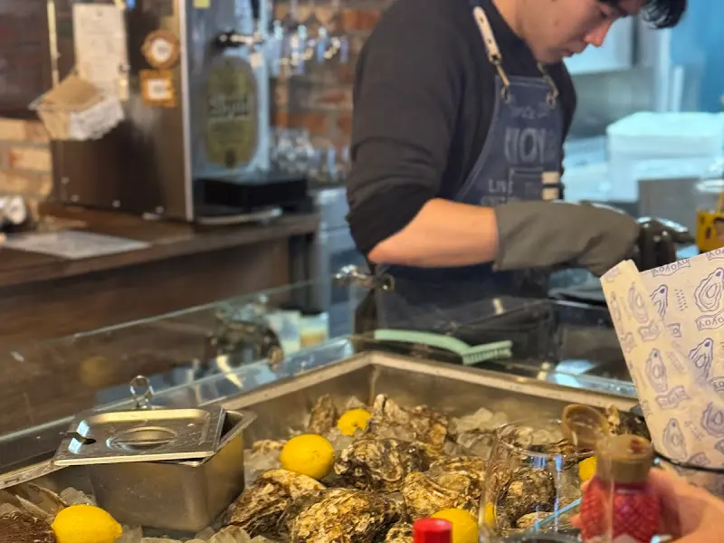 직원분이 굴을 손질하는 모습