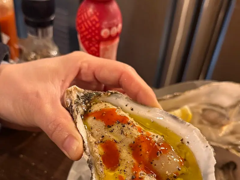 다양한 소스와 함께 즐기는 굴