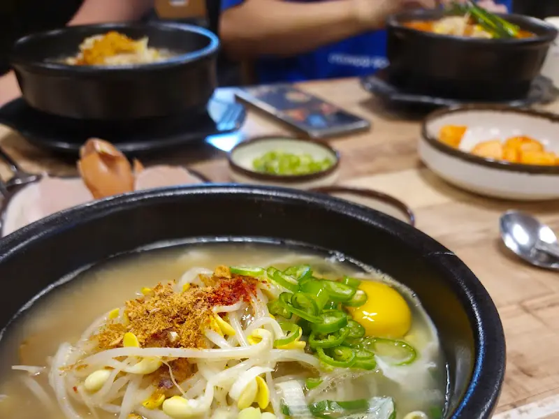 테이블 위에 놓인 콩나물 국밥