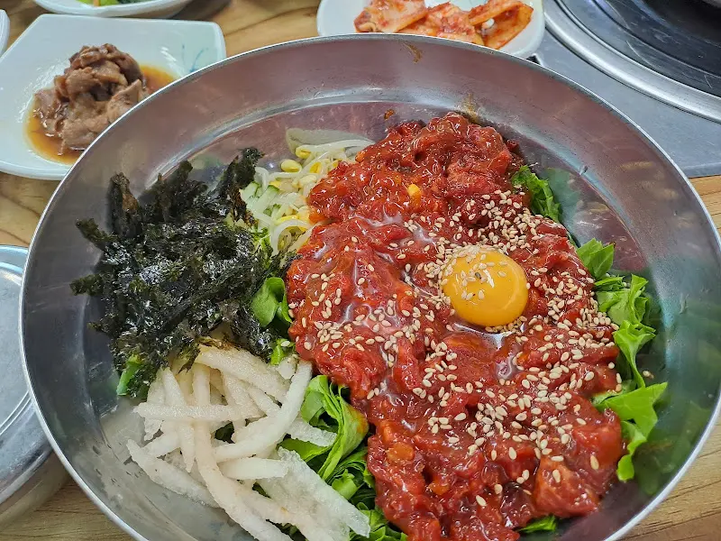 육회비빔밥 근접샷