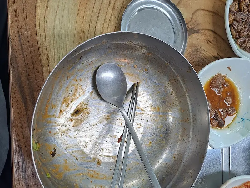 싹 비운 육회비빔밥 그릇