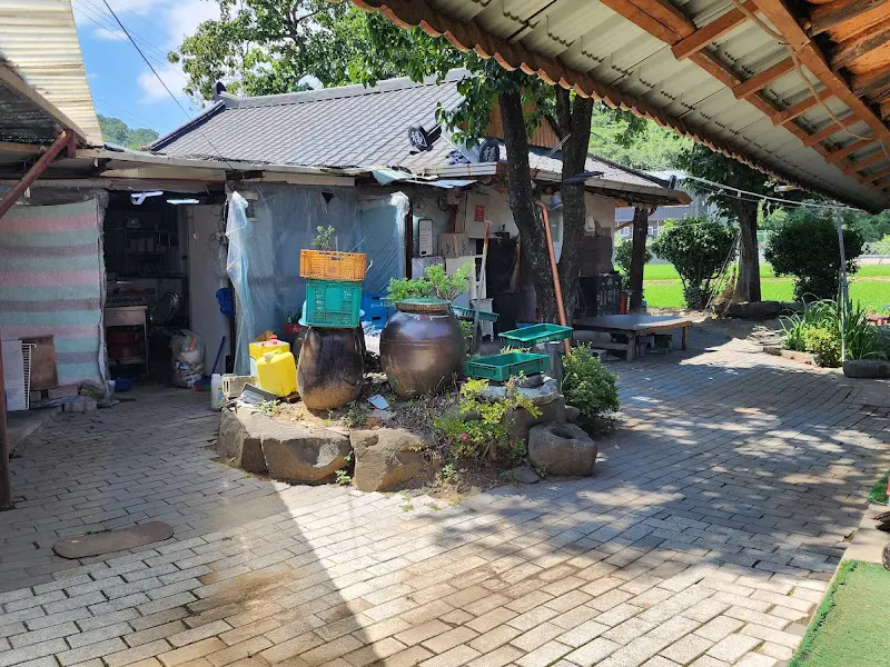 정겨운 분위기의 식당 마당
