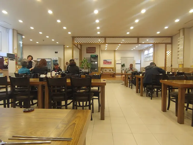 넓은 식당 내부