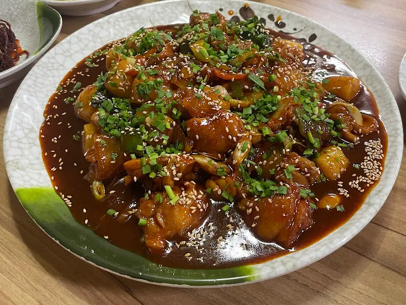 접시에 담긴 찜닭의 모습