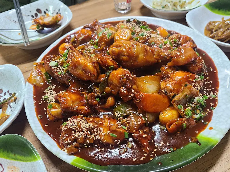 찜닭과 함께 제공되는 다양한 밑반찬들